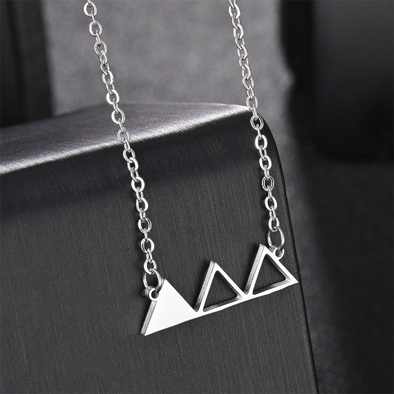 Bijoux De Collier En Acier Inoxydable De Conception De Niche De Triangle Creux Simple display picture 3