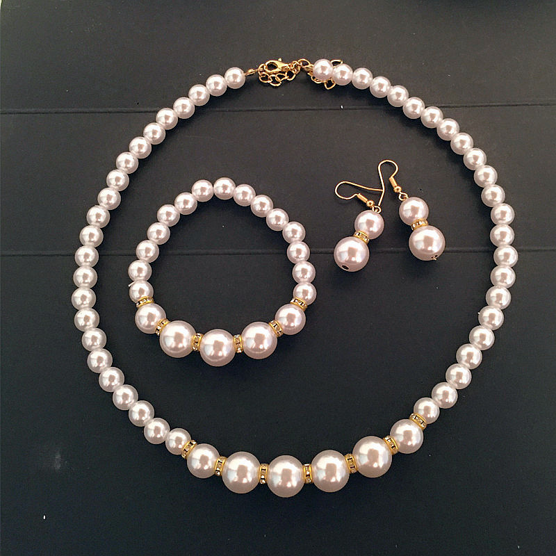 Necklace and earrings from pearl