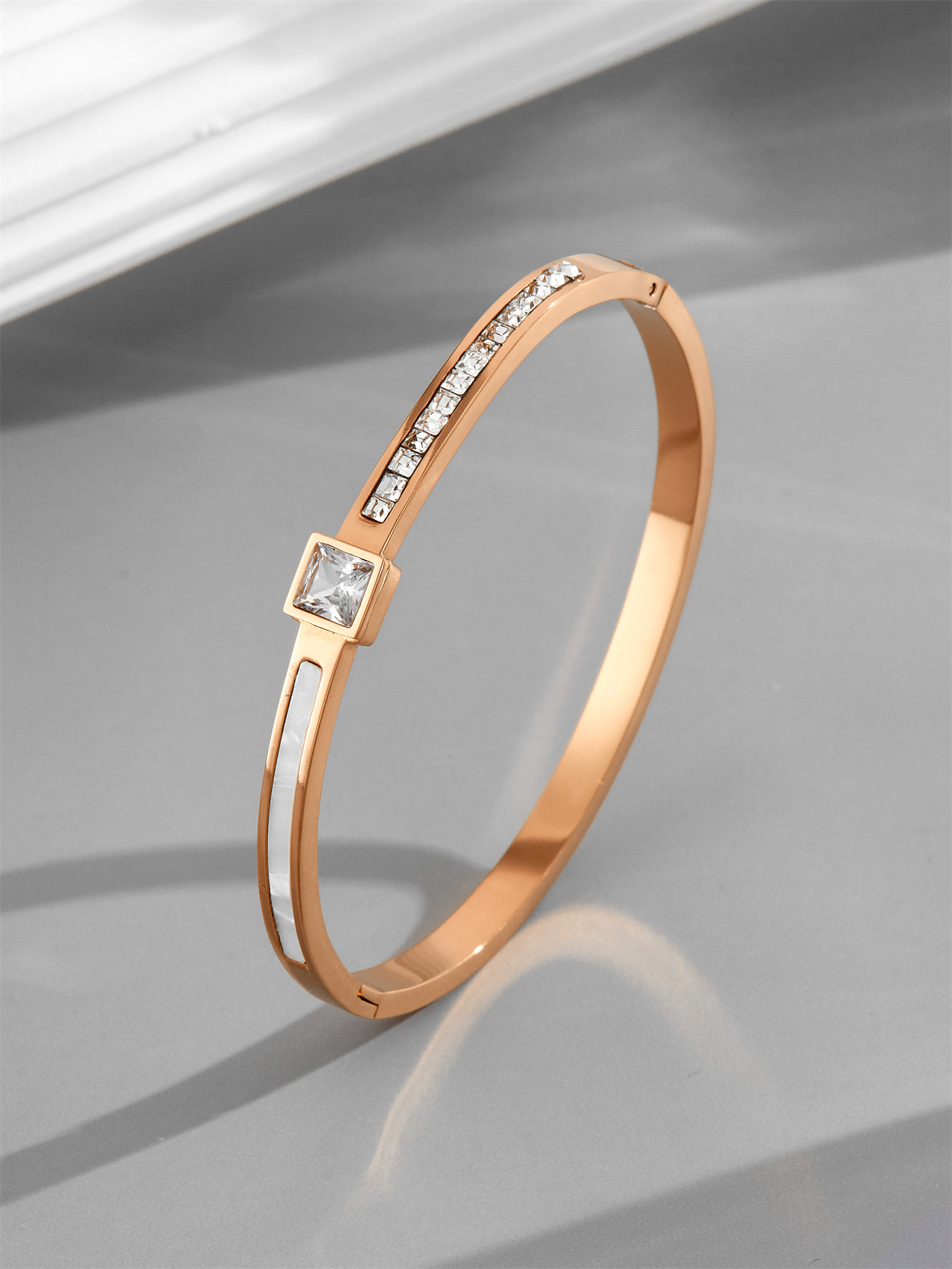 Brazalete de diamante cuadrado de acero de titanio de oro de 18 quilates lujoso ligero ins nicho de diseño de alto nivel de joyería de pulseras rojas exquisitas de Europa y América