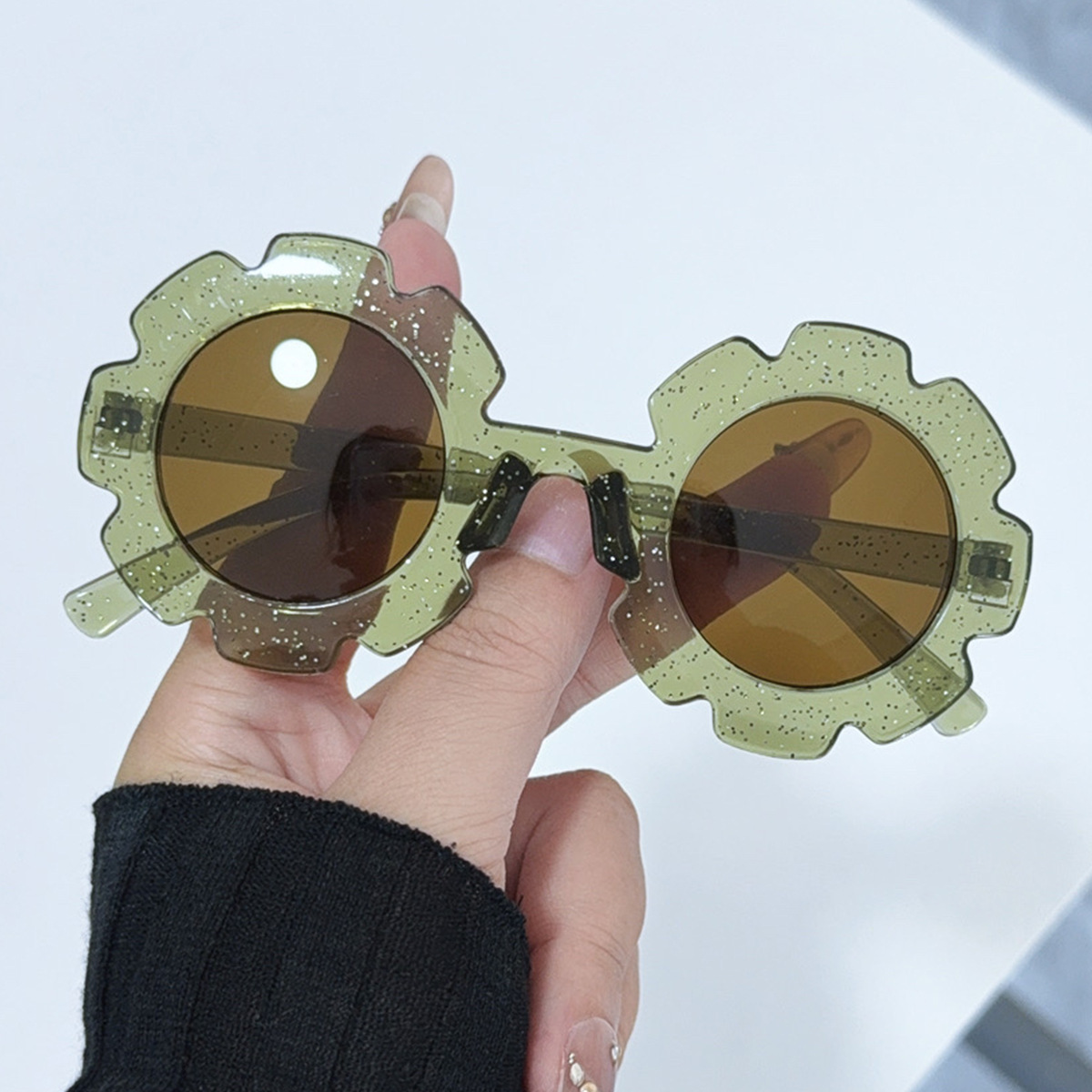 Gafas de Sol Infantiles Forma de Flor de Plástico y AC con Protección UV400 para Protección Solar y Viajes image 4