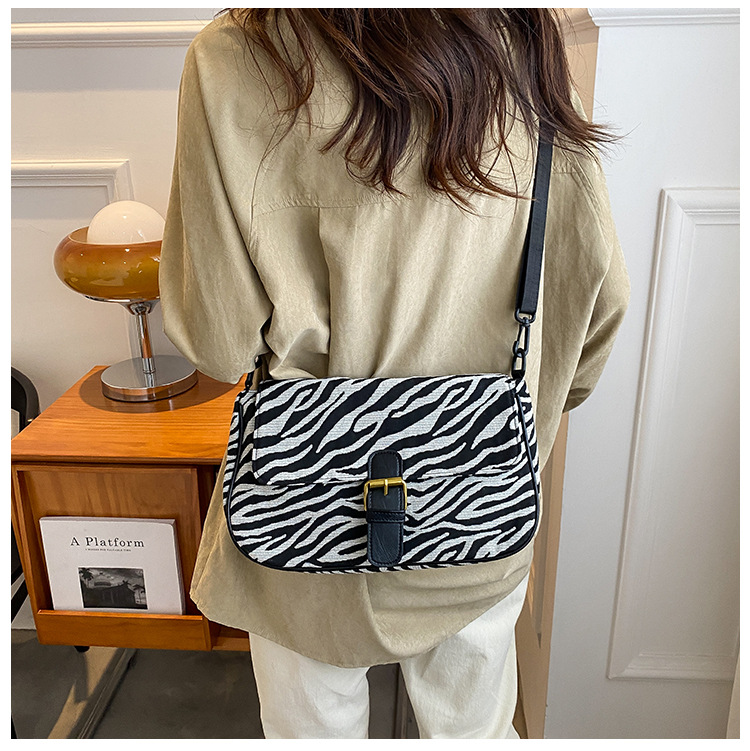 Spring Fashion Underarm One-shoulder Messenger Small Square Bag29.5*18.5*8.5cm display picture 2