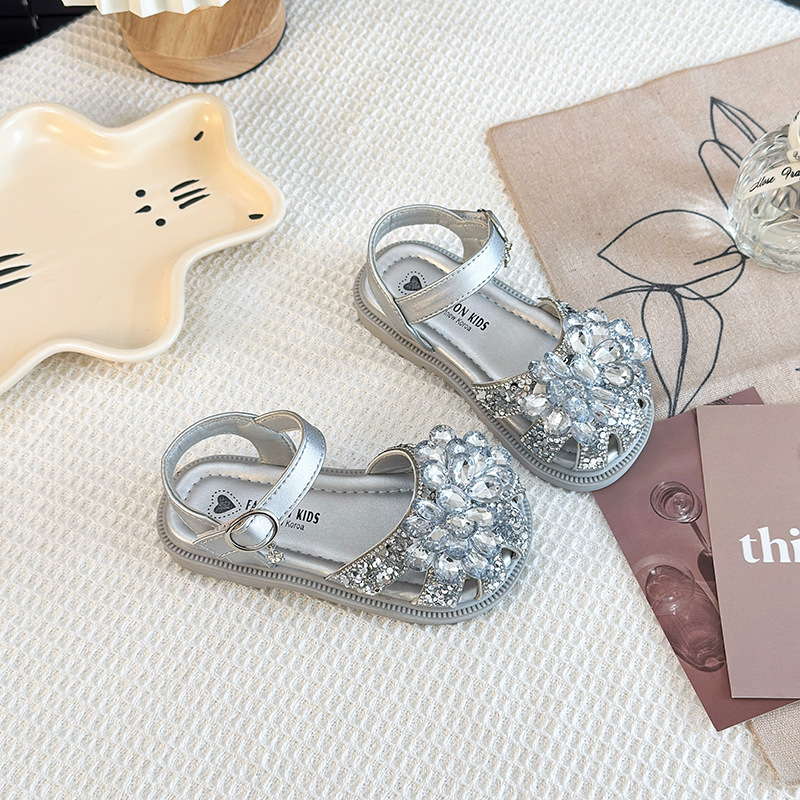 Zapatos casuales de moda para niñas versátiles 2026 verano nuevos niños agujeros sandalias de cabeza de diamante flores zapatos de moda image 3