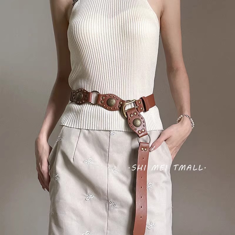 Cinturón de mujer 2025 nuevo estilo de alta sensación con faldas jeans con remaches accesorios de nicho de estilo de tierra de desecho de la moda de cinturón de cuero