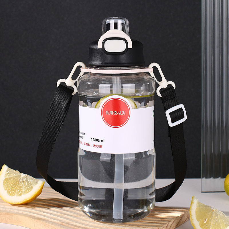 Taza de plástico de grado alimenticio doble taza de agua con mango de cinturón taza de agua conveniente con taza de escala moderna simple sin