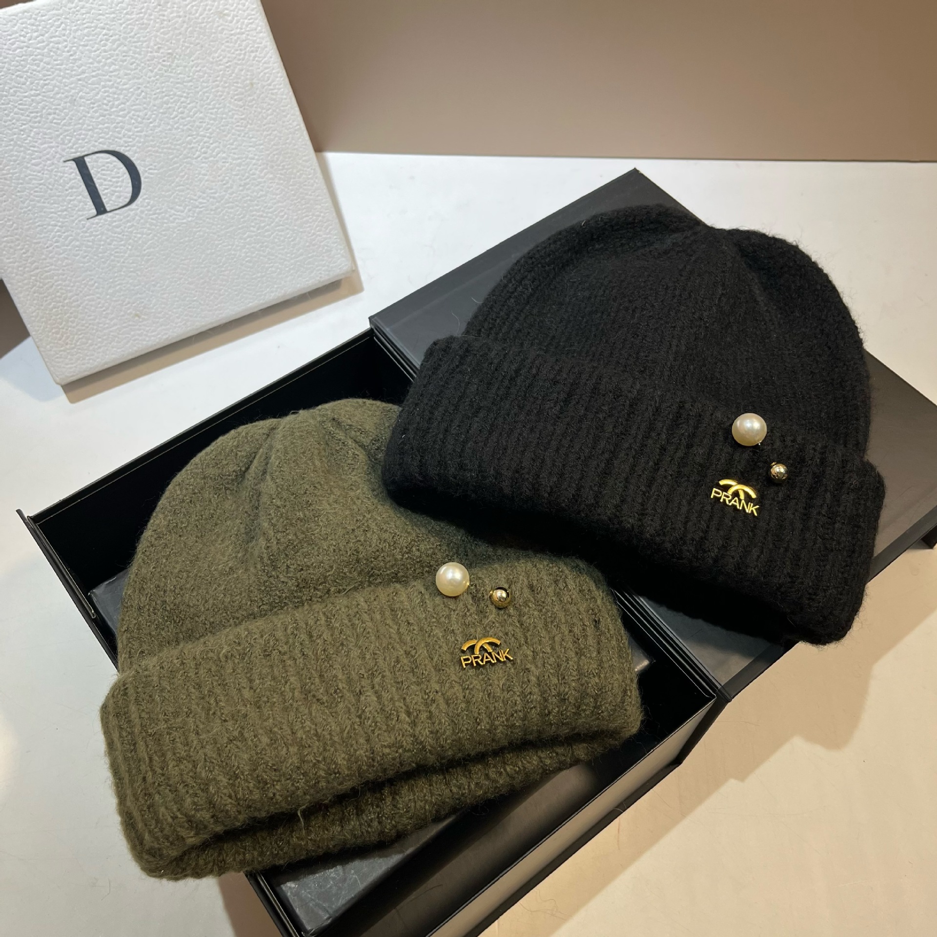 Version coréenne du nouveau bonnet tricoté en laine mélangée chaude d'hiver Xiaoxiangfeng Pearl, bonnet à orteils à la mode et doux_voghion.com