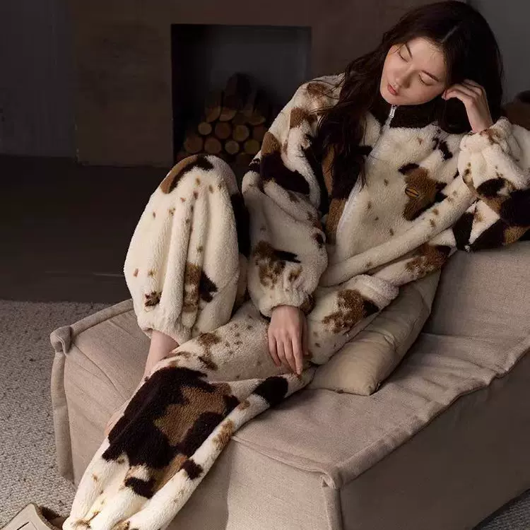 睡衣女秋冬新款法兰绒家居服珊瑚绒加厚加绒波点拉链保暖衣套装