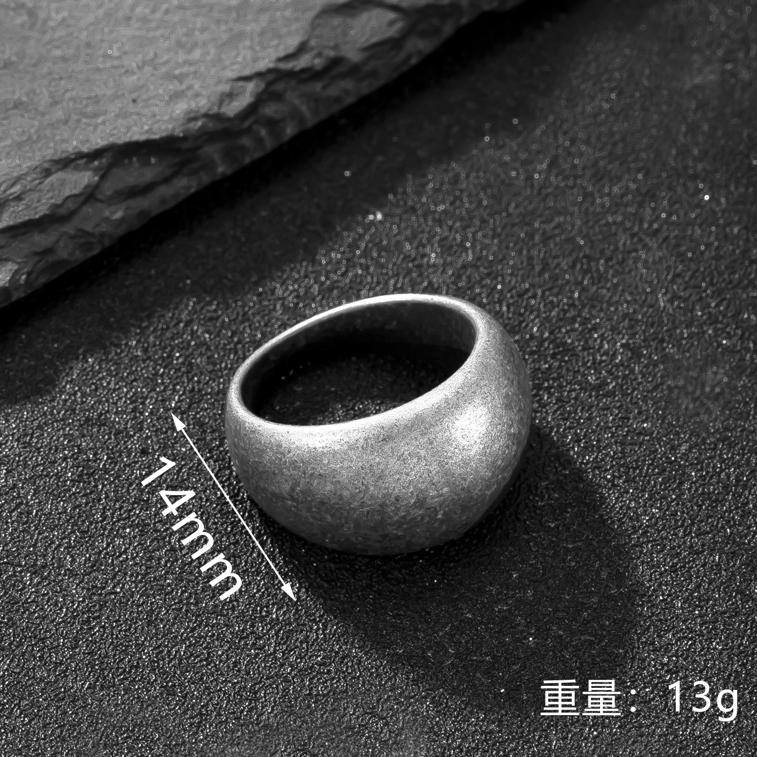 Anillo de hombre de acero inoxidable transfronterizo europeo y americano, anillo de dedo de pasta ligera fundida, joyería de acero de titanio antiguo retro, venta directa de fábrica