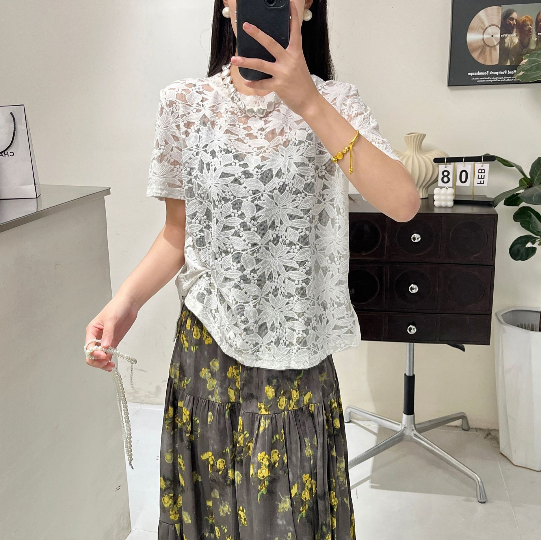 Fashionable design lace solid T-shirt with a round collar