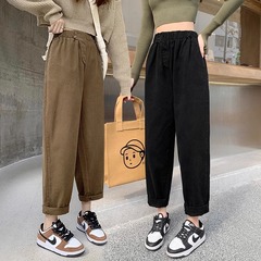 カーキ色の水洗い綿のハーレム大根のズボンの女性の春夏の新型のハイウエストはやせている灯籠のズボンのお父さんの工装のカジュアルなズボンを現します。