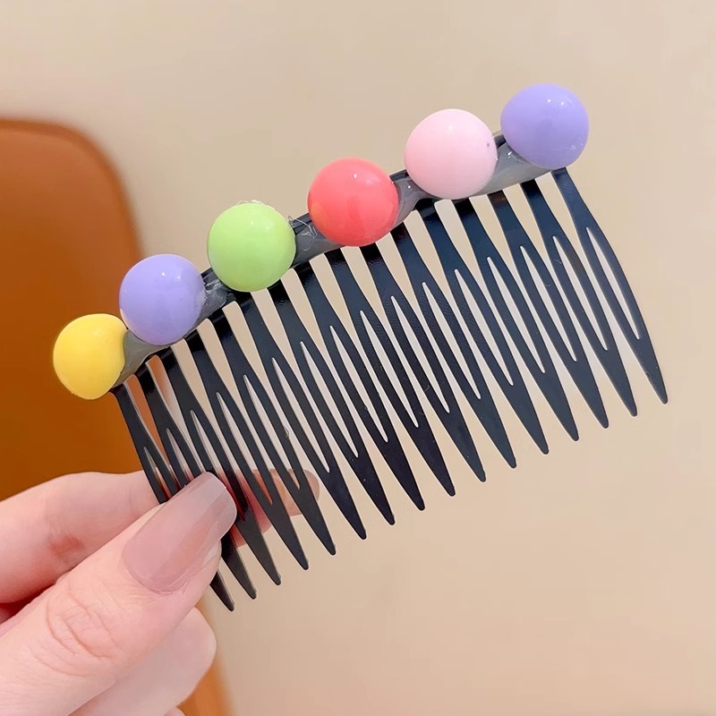 Hermosos niños tirando del cabello de la cabeza de la niña peinada de cabello de la parte posterior de la frente peinada peinada de cabello toque