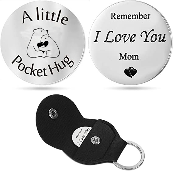 Un pequeño bolsillo abrazo llavero de cuero oblea de acero inoxidable de doble cara llavero de letras