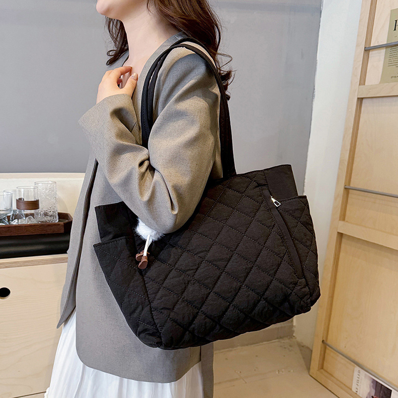 Women's Quilted Shoulder Bag Large Capacity Commuter Tote_voghion.com