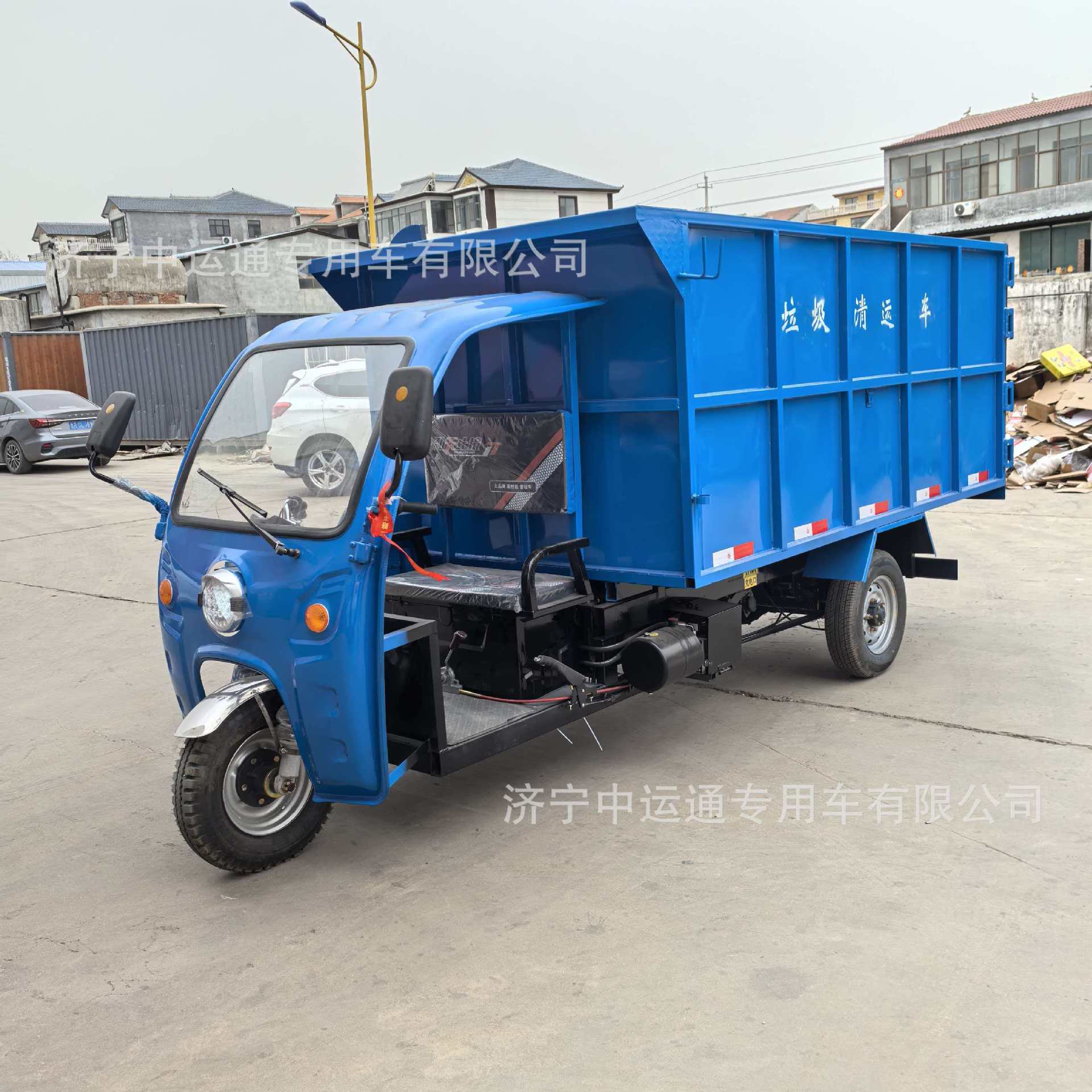 Electric garbage collection vehicle, three-wheeled, with mounted bins, self-loading and unloading, for residential property, small-sized compact garbage collection vehicle
