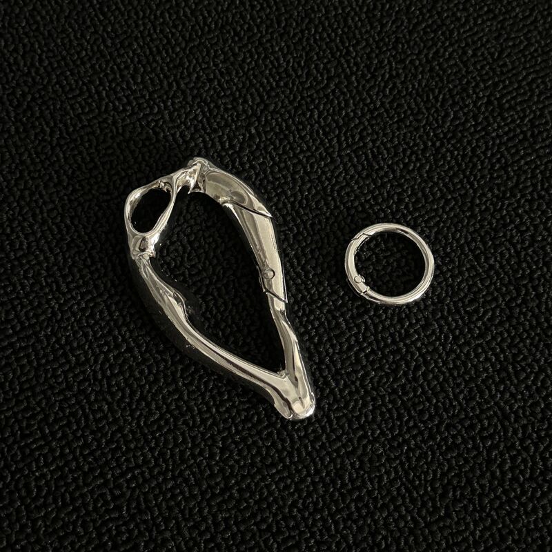 Ainwos 国境を越えた特殊な形状のキーホルダーペンダントハイエンド亜鉛合金バッグペンダント多機能アクセサリー卸売|undefined