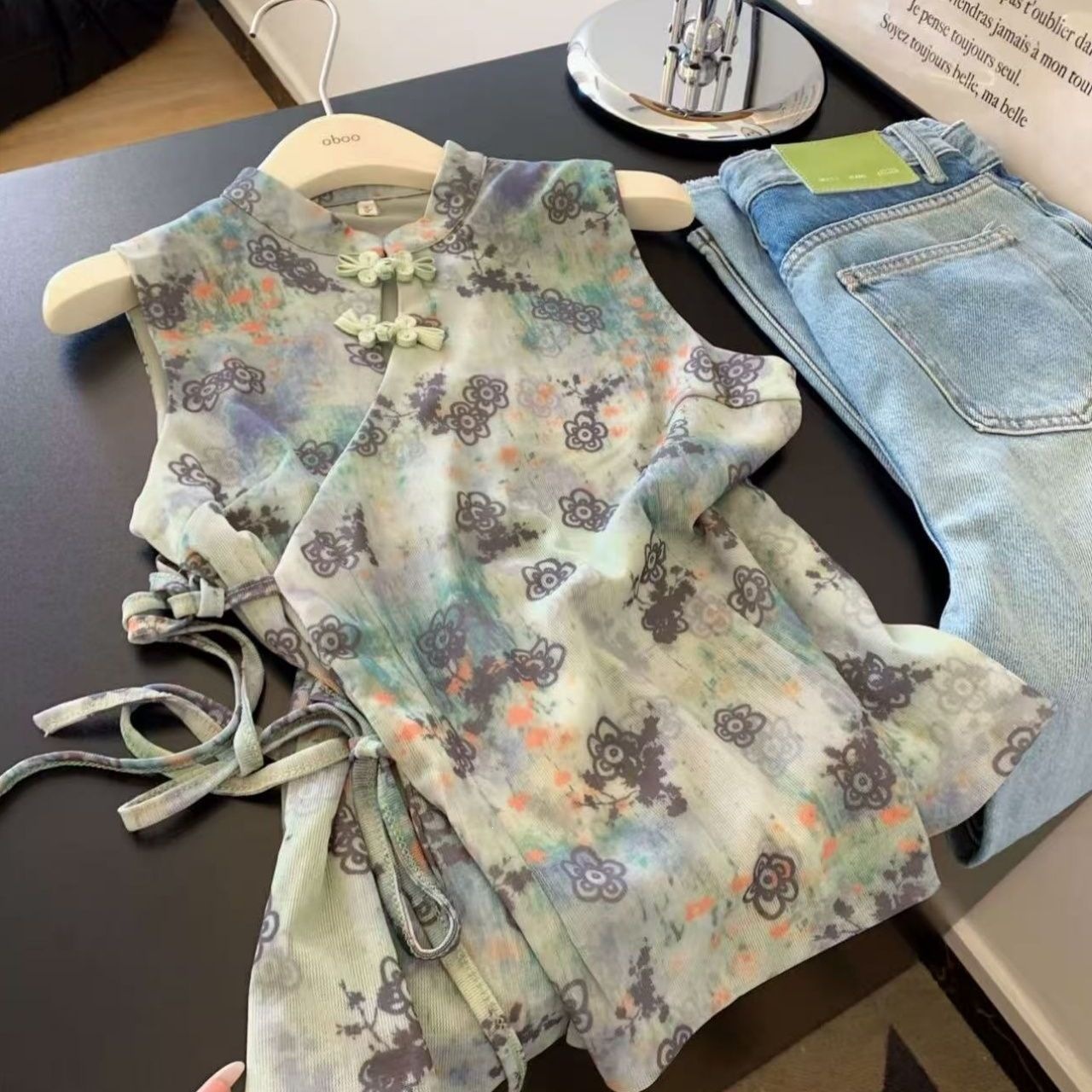 New Chinese-style elegant sleeveless top for women, 2026 summer collection, featuring a beautiful design with decorative buttons and a floral print