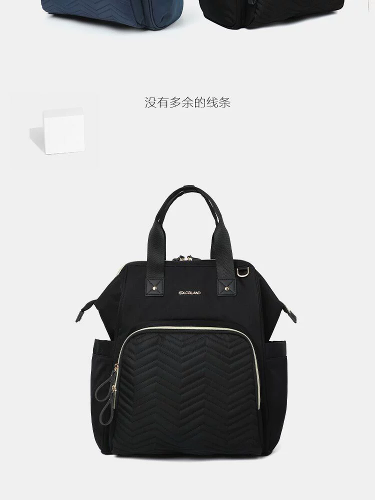 Detalle del cuero y el estilo de la mochila