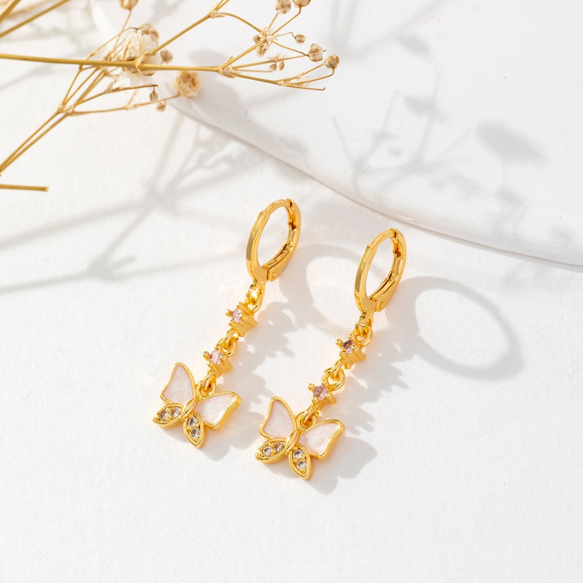 Xiyin Cross-border Nicholls diseño único de lujo ligero estilo de mariposa estilo de bisel aretes frescos