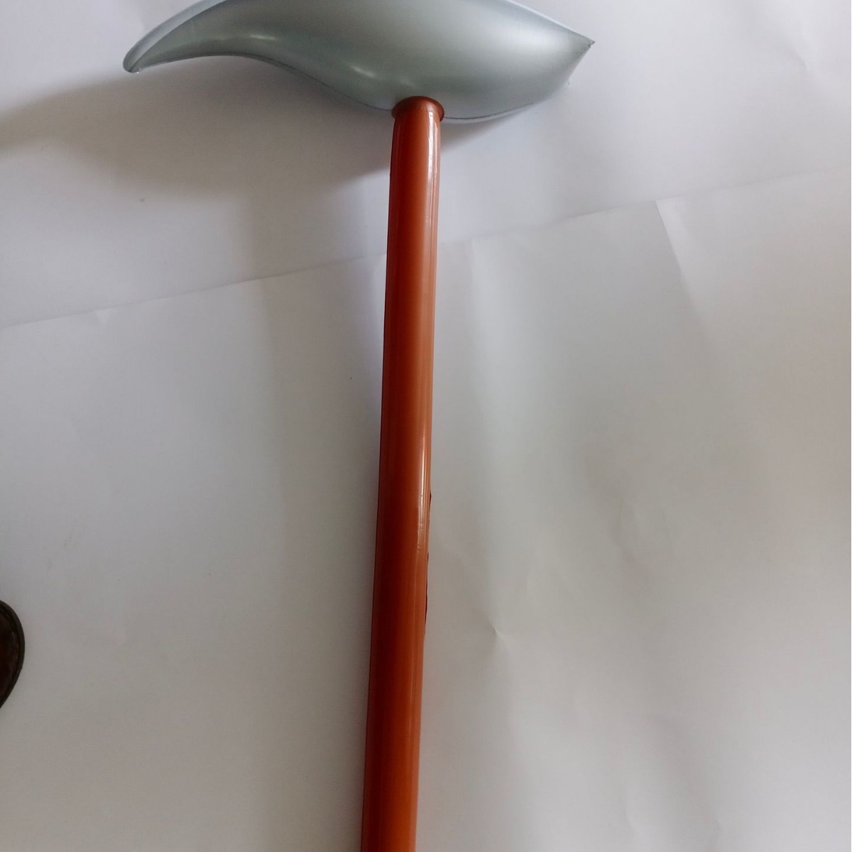 Inflatable toy axe, Halloween prop, holiday party, children's entertainment, realistic weapon, fun.