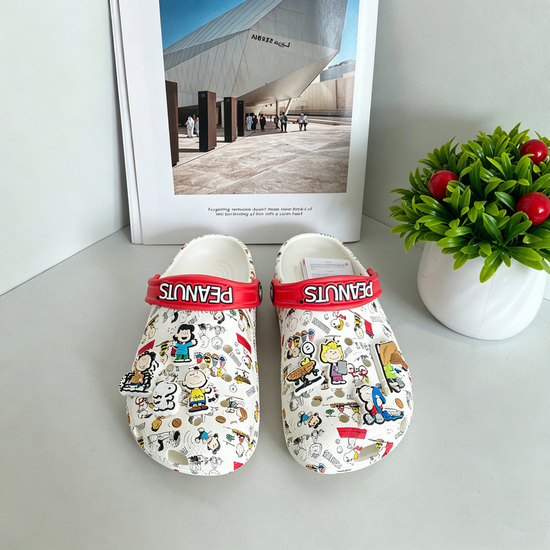 Snoopy Clogs Children's Shoes Closed-Toe Slippers Non-Slip Anti-Odor Beach Shoes Unisex Wholesale Cross-Border Shipping Snoopy Clogs Children's Shoes Closed-Toe Slippers Non-Slip Anti-Odor Beach Shoes Unisex Wholesale Cross-Border Shipping