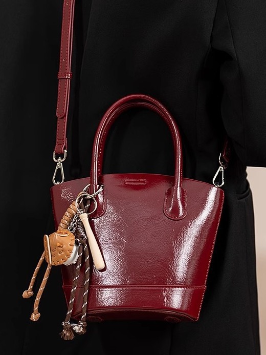 Alta sensación retro bolso de cubo rojo para mujeres otoño / invierno 2025 nuevo nicho bolso de novia bolso de mano de viaje mochila