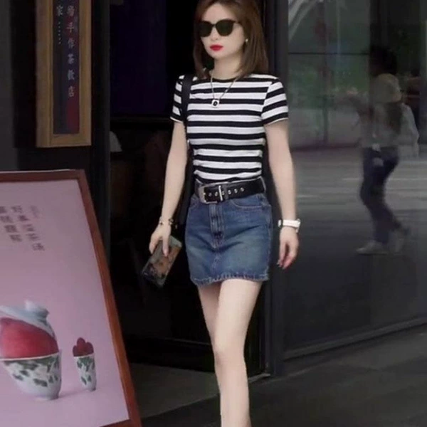 Top + blue skirt
