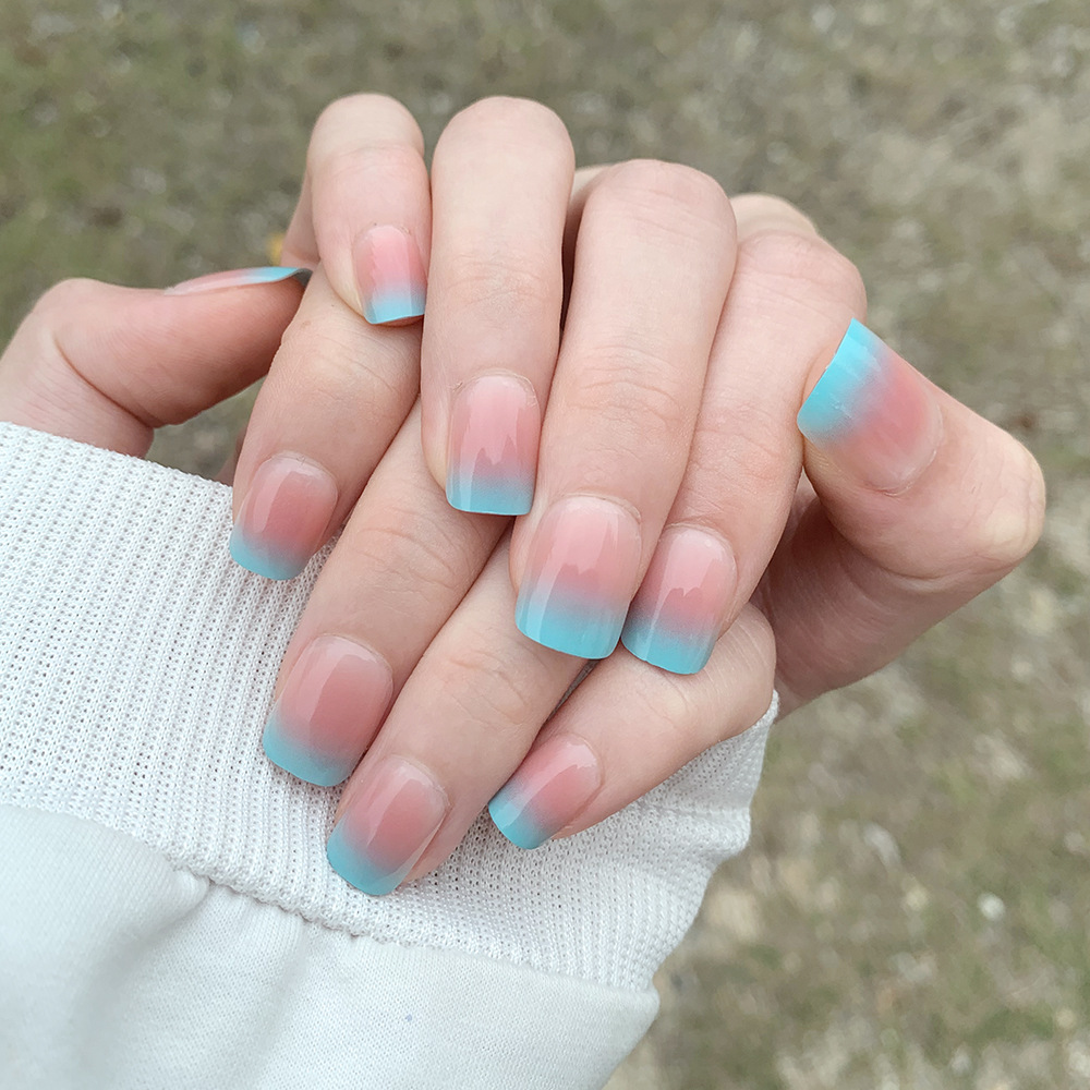 Temperamento de color azul rosa manicure, uñas cortas frescas y suaves cuadradas para usar 24 piezas de parche de uñas finalizadas exquisitas