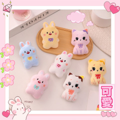 卡通毛絨胸針可愛兔子玩偶公仔貓咪掛件包包飾品diy服飾配件批發