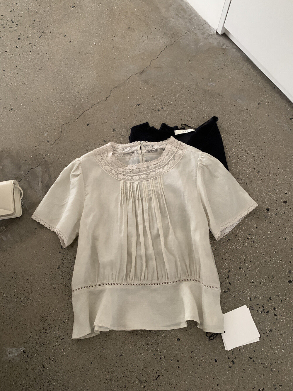 Áo sơ mi nữ tay ngắn phối ren cổ điển chất liệu tơ tằm linen — trắng ngà chi tiết 26
