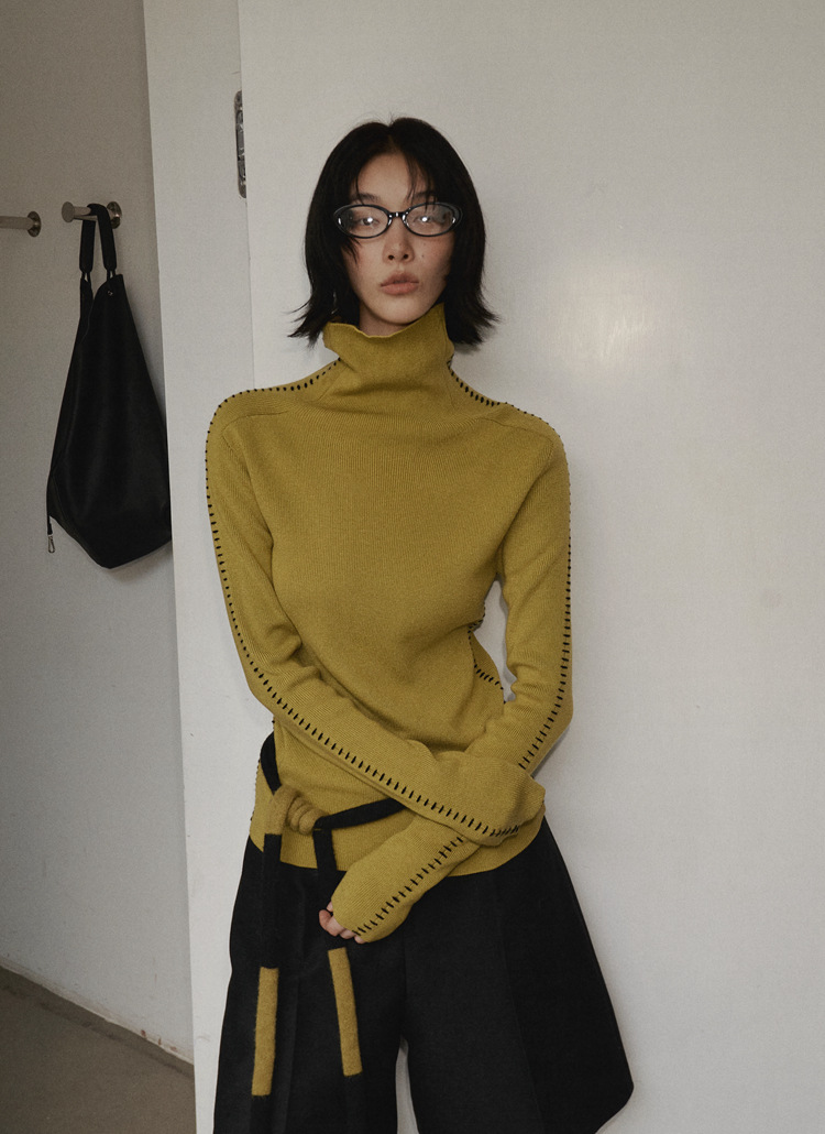 ユニティモードデザイン感手縫いタートルネックウールセーター女性の冬の色は底にニットを合わせます。