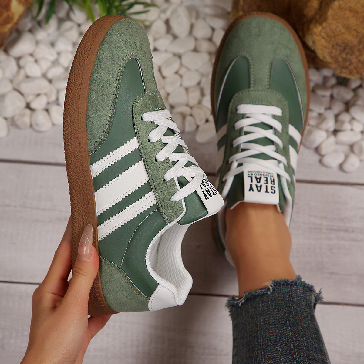 Zapatos de entrenamiento de base plana para mujeres 2025, primavera y otoño, zapatos de skate de comercio exterior de tamaño grande, zapatos casuales de moda, zapatos blancos para mujeres