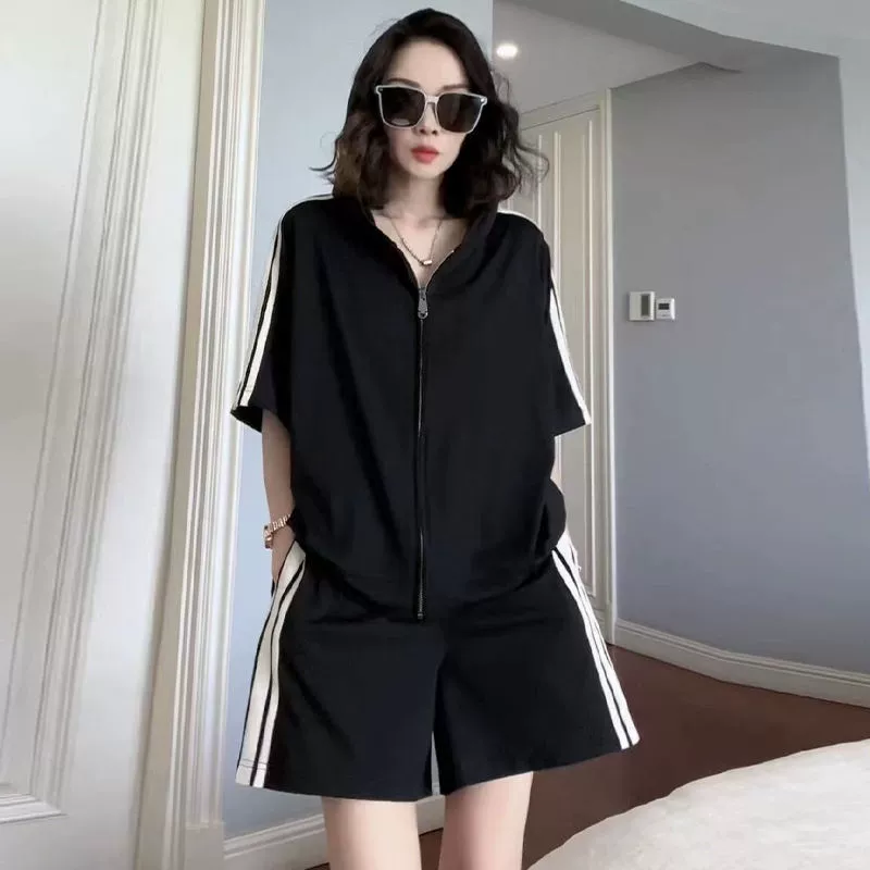Спортивный костюм на молнии для женщин, лето 2025, новая универсальная полосатая куртка с короткими рукавами и широкие шорты, черный комплект из двух предметов