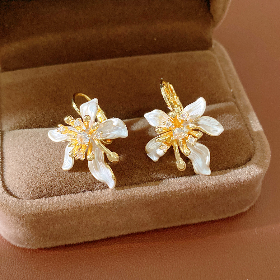 Flores de aceite de piedra de martillo delicado temperamento de nicho universal pendientes de moda ligero lujo alta sensación de auriculares al por mayor