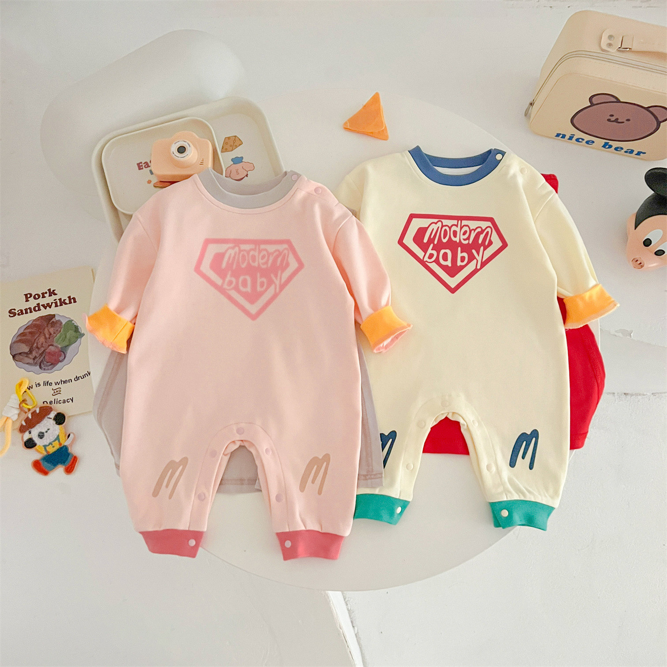 Primavera 2024 ropa de bebé moderno bebé pequeño Superman mameluco moda estilo mono Outwear capa