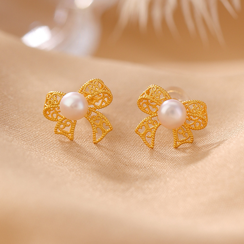 Khuyên tai nữ bạc S925 mạ vàng đính ngọc trai nước ngọt hình nơ rỗng tinh tế — Một cặp