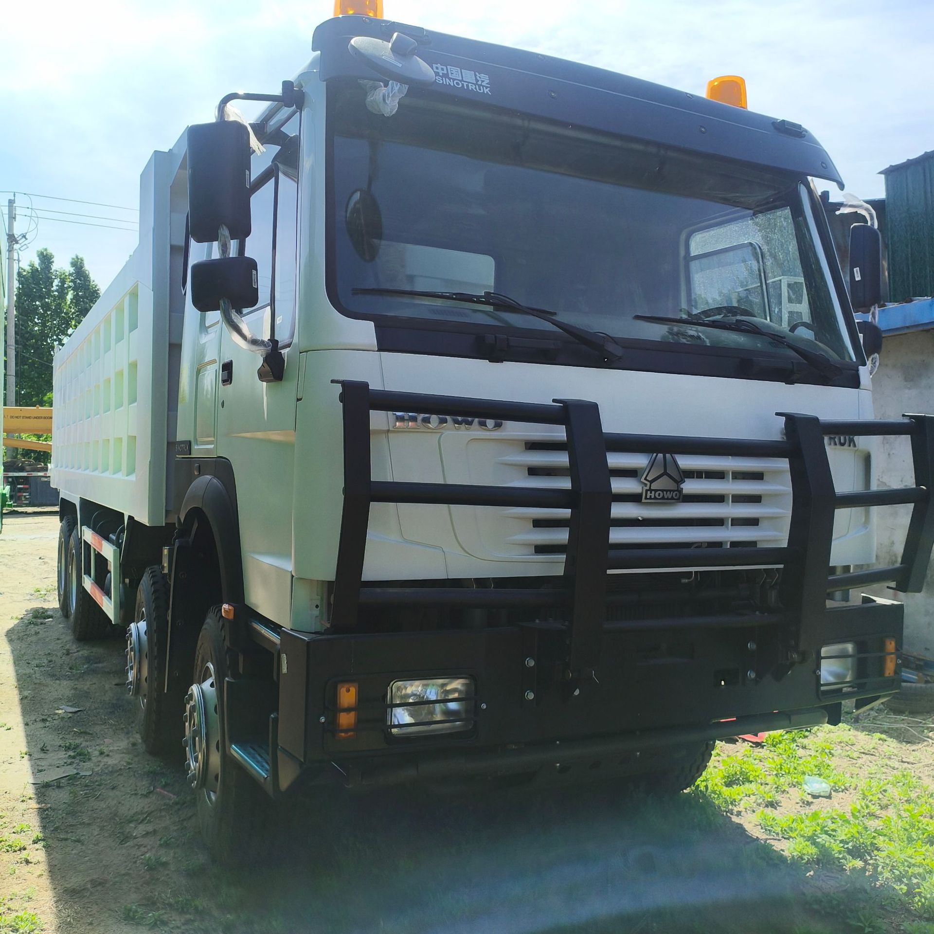 Exporting Howo 350-Horsepower Cement Tanker, Large 12-Cubic-Meter and 14-Cubic-Meter Cement Tanker
