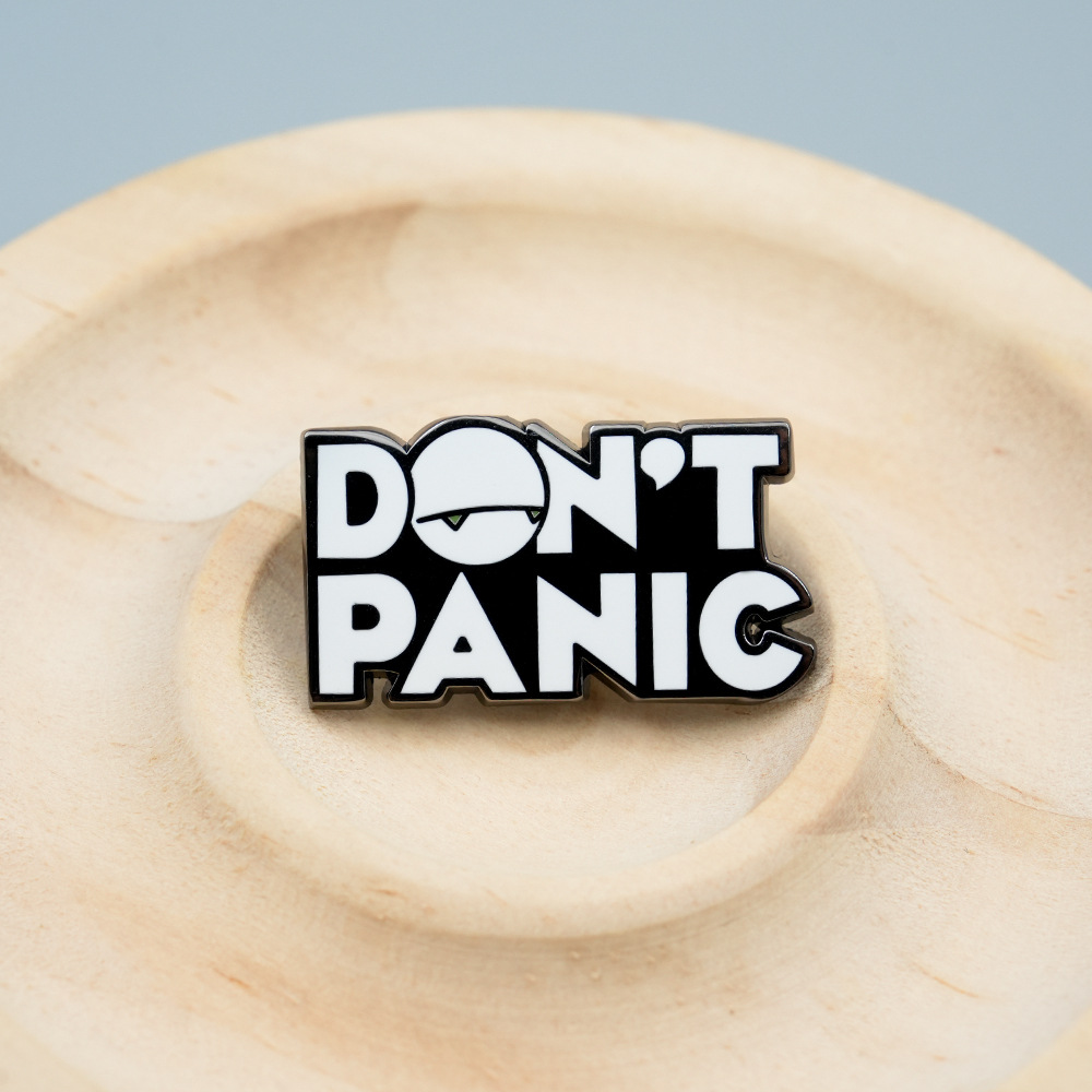 Значок-пин Don't Panic черный