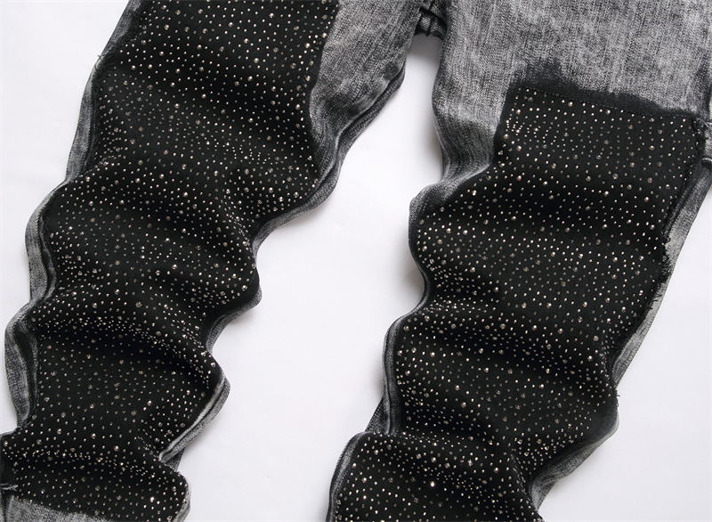 Jeans elasticizzati slim fit da uomo, primavera 2025, pantaloni alla moda con lavorazione pesante e strass a vita media, lunghi in cotone, neri, grigi e blu_voghion.com