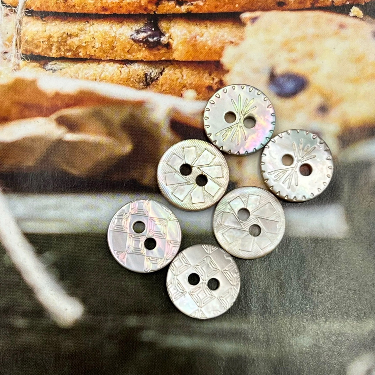 企鹅贝天然贝壳激光精致四眼订扣 工厂批发圆形异形漏油手缝扣