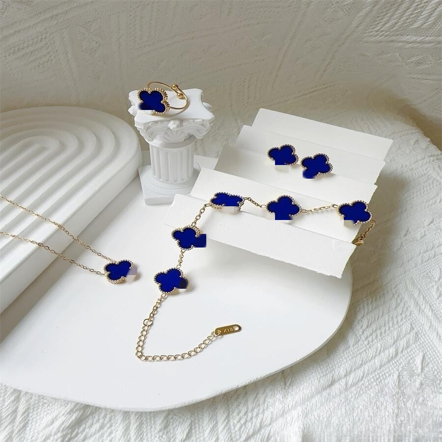 Estilo caliente Este trébol de cuatro hojas 13MM Pulsera de cinco flores 18K Pulsera de trébol de cuatro hojas Collar Pendientes Juego de anillo sin decoloración