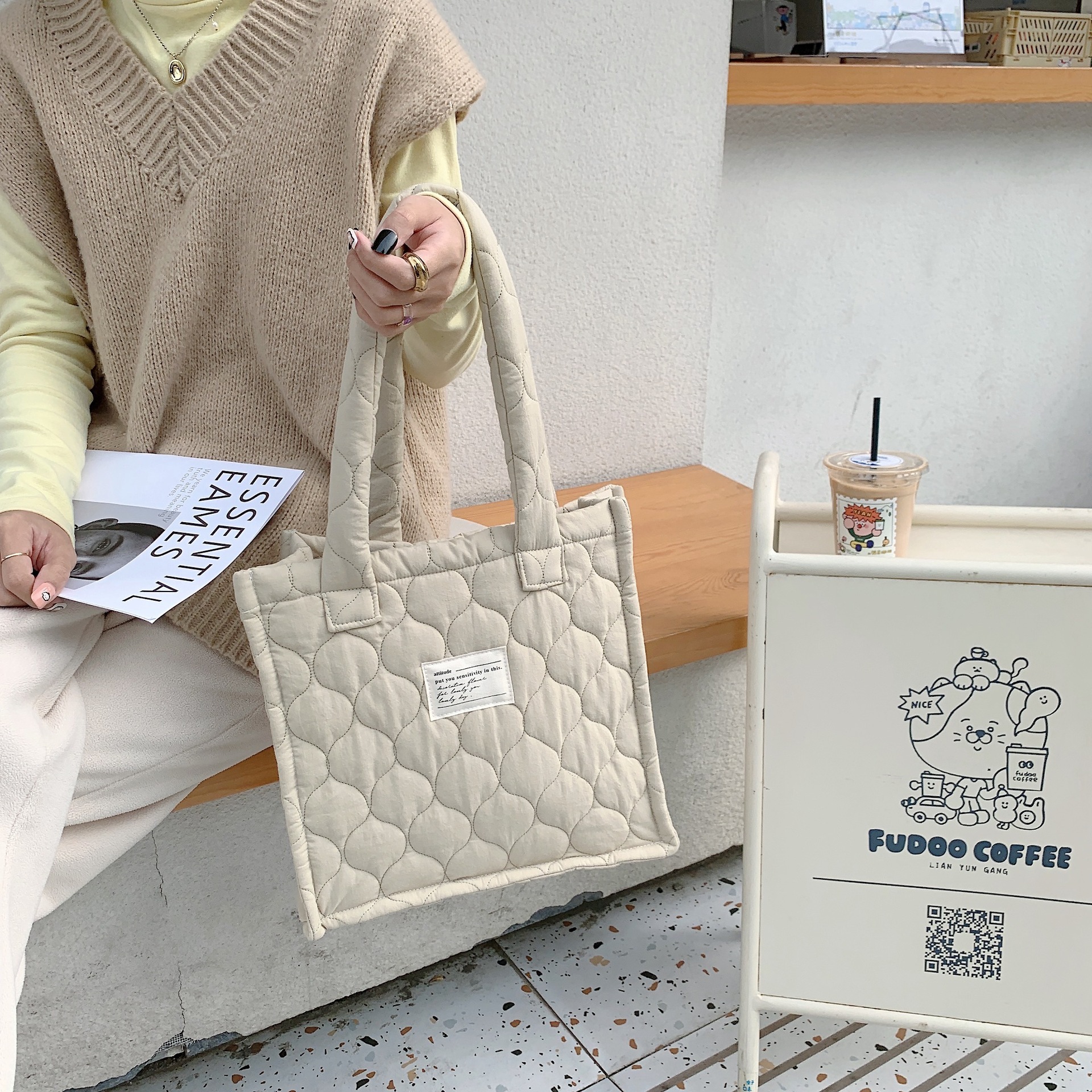 【 In Stock 】210301 large-capacity single-shoulder tote bag, quilted gourd hand-held commuter bag, autumn and winter hand-held bag for women undefined