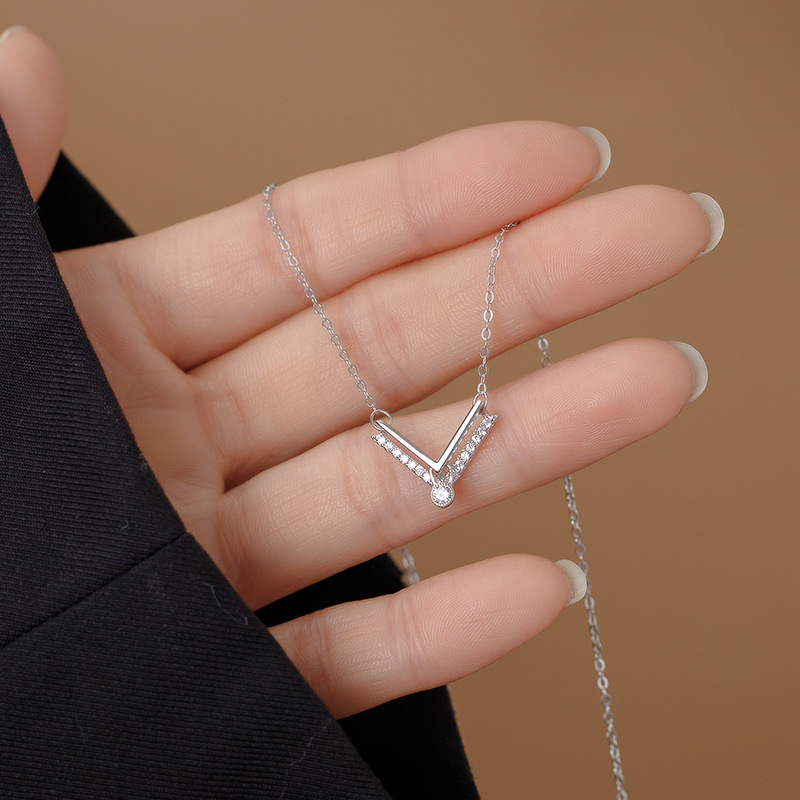 S925 plata esterlina collar en forma de V para mujer estilo japonés y coreano estilo ligero lujo nicho letra V clavícula cadena ins estilo frío accesorios personalizados