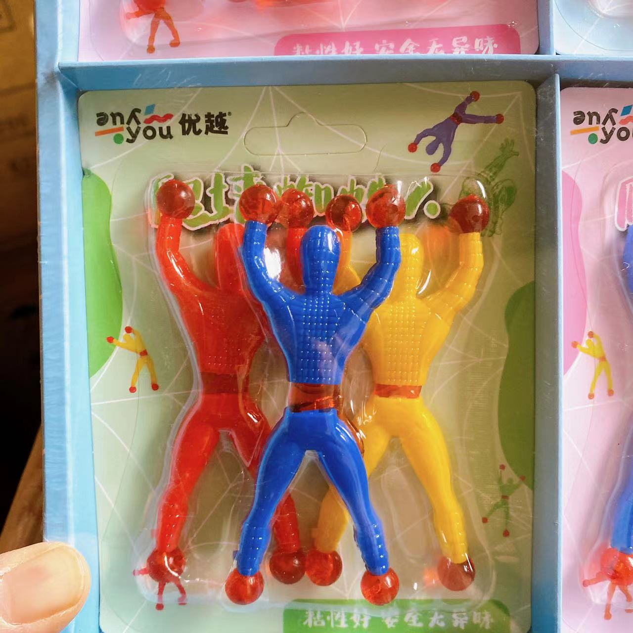 Juguetes Spider-Man para escalar la pared descomprimir tarjetas de plástico catapultando niños interesantes pegajosos 3 para escalar la pared pegajosos