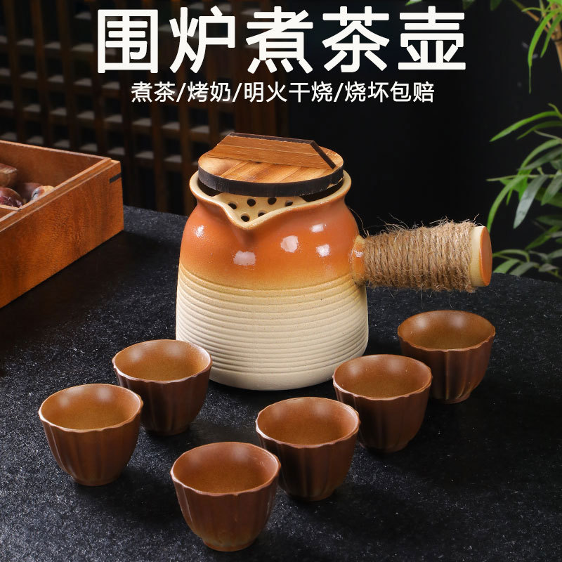 Tetera en una estufa, tarros de té con leche a la parrilla, ollas especiales, utensilios de cerámica de cocción en seco para el hogar, juego completo de juegos de té
