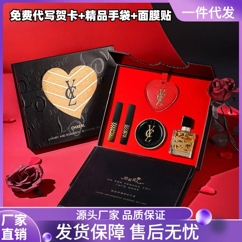 В наличии подарочный набор Chanel из роскошных золотых романтических духов в подарочной упаковке ко Дню святого Валентина, набор из элитных духов и помады для девушки.