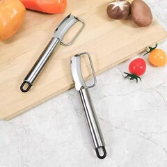 レタスの皮むき刀はジャガイモのかぼちゃのレタスを削ります。