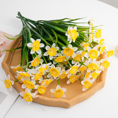 5頭の小さいスイセンの花の装飾品をシミュレーションします。