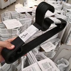 シンプルな滑り止めの白黒ハンガーは洗濯物を干してベランダのタンスを支えてプラスチックのハンガーを収納します。