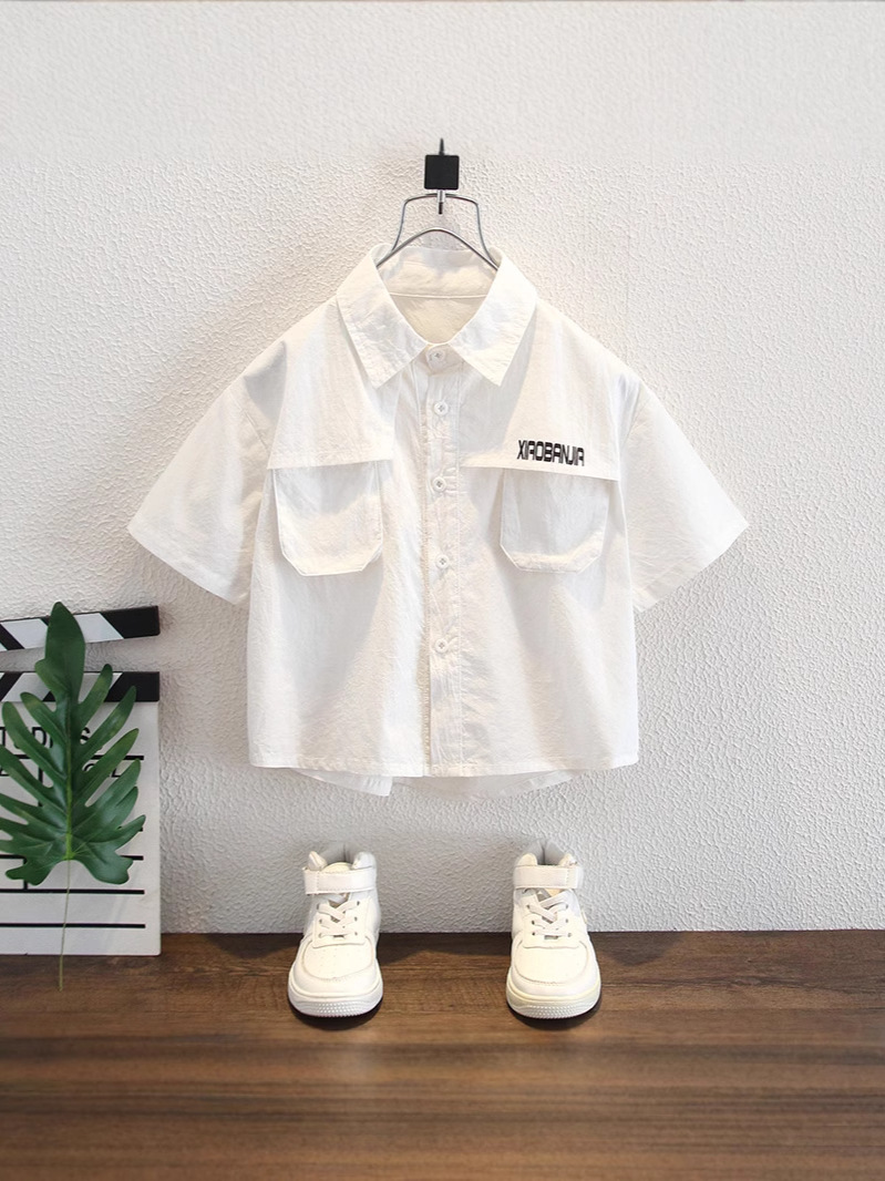 8024 camisa blanca de manga corta para niños verano 2025 nuevo estilo chico guapo y moderno vestido de verano para niños guapo top guapo