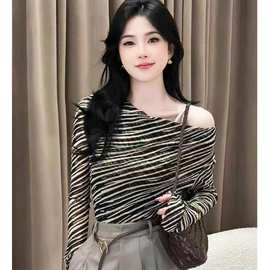 斑马纹斜肩露肩长袖t恤女2025新款爆款巨好看早秋穿搭打底衫上衣