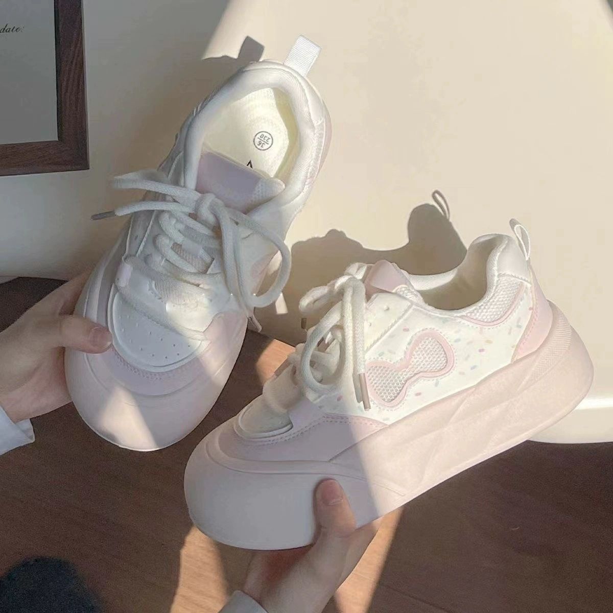 Zapatos blancos de altura de suela gruesa para mujer 2025 nueva leche de verano fufu zapatos deportivos casuales de todo fósforo zapatos de pan de cabeza grande